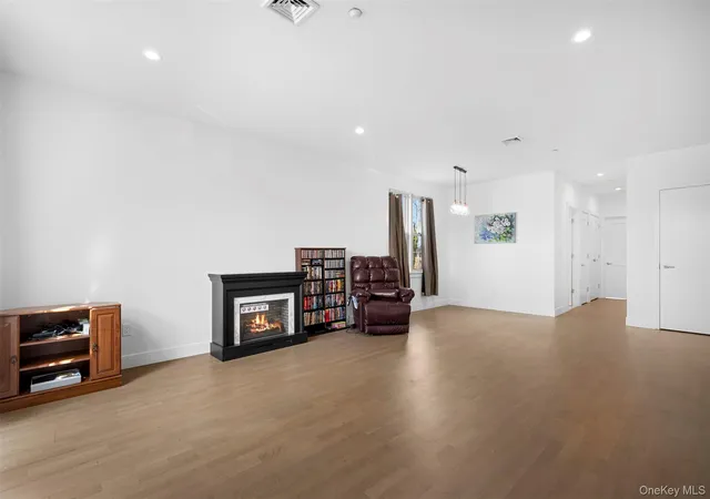 4th image of 401 Breton Wy, Glen Cove, NY 11542