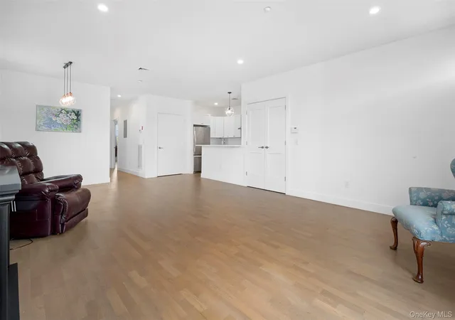 5th image of 401 Breton Wy, Glen Cove, NY 11542