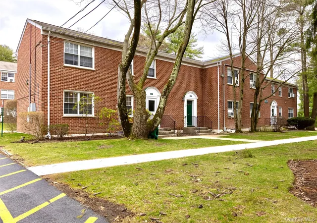 Photo 5 of Sale Pending at 15 Fieldstone Dr #143, Hartsdale, NY 10530 | MLS# 977340 | Listing updated on 2026-05-12