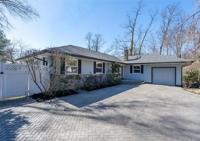 Photo 1 of Sale Pending at 6 Edcris Ln, Huntington, NY 11743 | MLS# 977360 | Listing updated on 2026-09-19