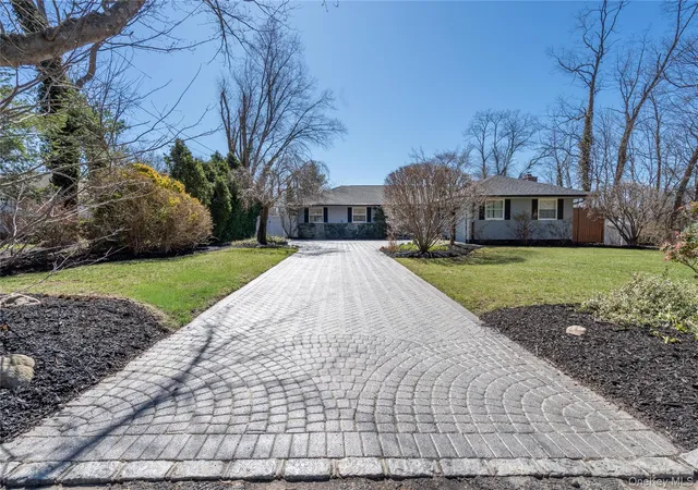 Photo 2 of Sale Pending at 6 Edcris Ln, Huntington, NY 11743 | MLS# 977360 | Listing updated on 2026-09-19