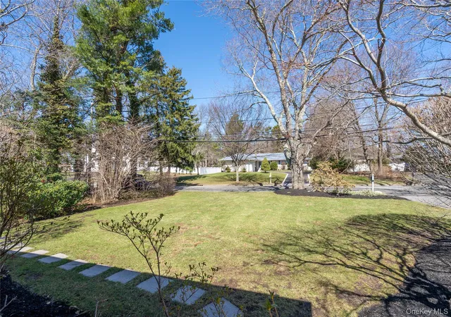 Photo 3 of Sale Pending at 6 Edcris Ln, Huntington, NY 11743 | MLS# 977360 | Listing updated on 2026-09-19