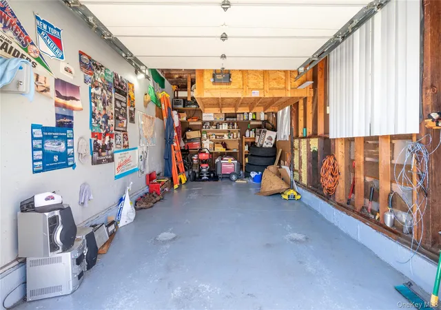 Photo 4 of Sale Pending at 6 Edcris Ln, Huntington, NY 11743 | MLS# 977360 | Listing updated on 2026-09-19