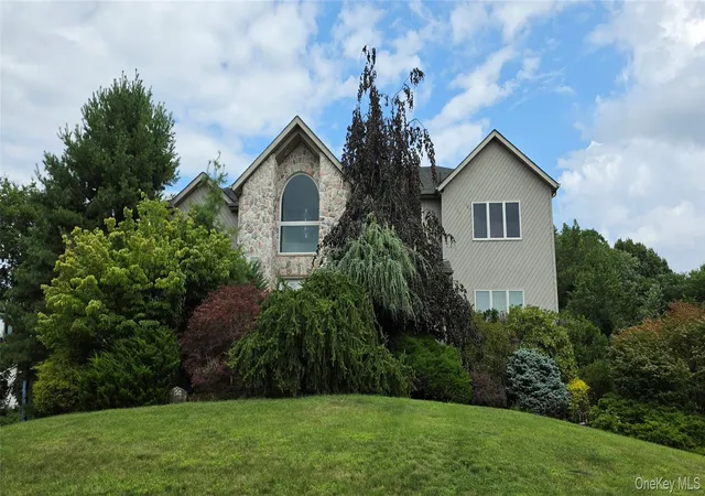 Photo 1 of Sale Pending at 31 Lowell Dr, Clarkstown, NY 10956 | MLS# 977422 | Listing updated on 2026-08-11