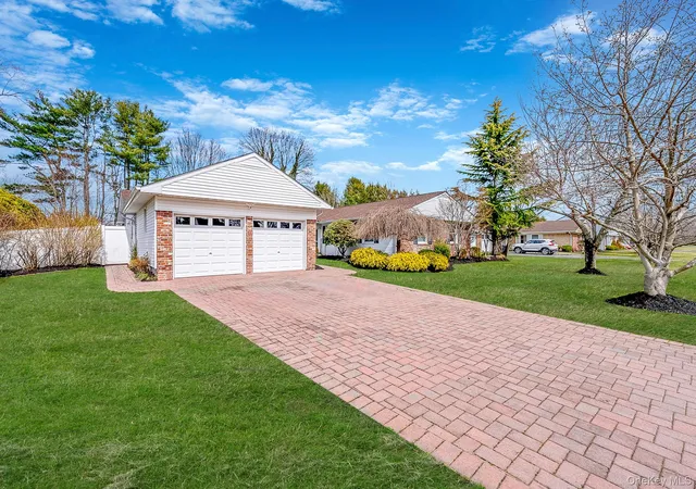 2nd image of 16 Manchester Ln, Brookhaven, NY 11790 | MLS# 977527