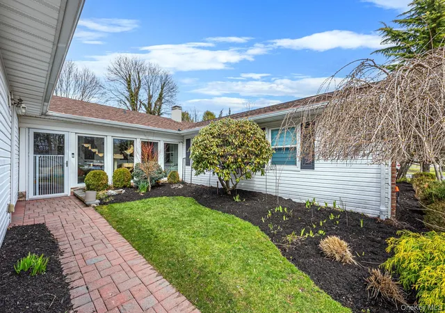 3rd image of 16 Manchester Ln, Brookhaven, NY 11790 | MLS# 977527