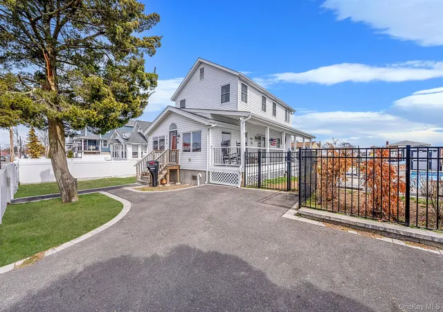 1st image of 794 Pecan St, Babylon, NY 11757 | MLS# 977636