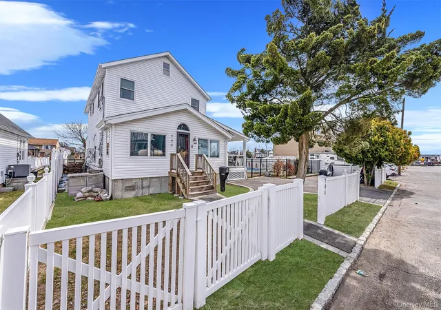 3rd image of 794 Pecan St, Babylon, NY 11757 | MLS# 977636