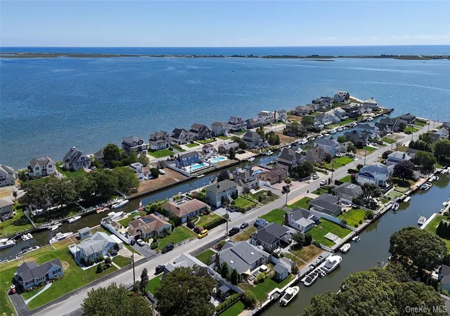 Photo 3 of Single family home for sale at 15 Marlin Rd, Southampton, NY 11942 | MLS# 977905 | Listing updated on 2026-10-03