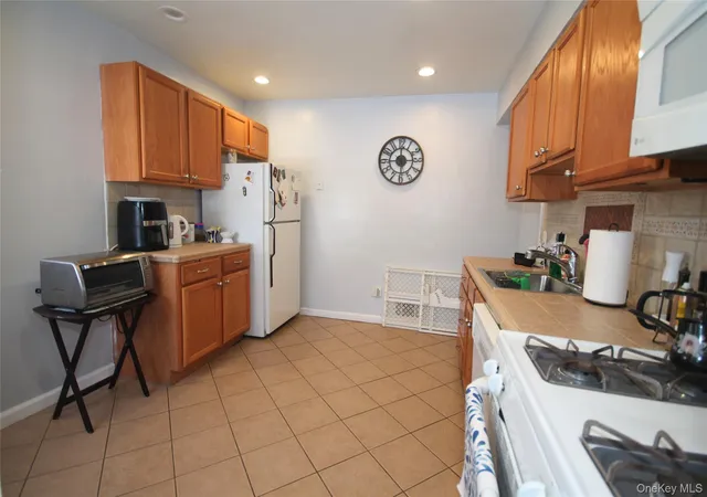 4th image of 180 Stone St, Hempstead, NY 11003 | MLS# 977980