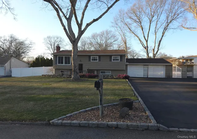 3rd image of 171 Shelter Rd, Ronkonkoma, NY 11779 | MLS# 977987