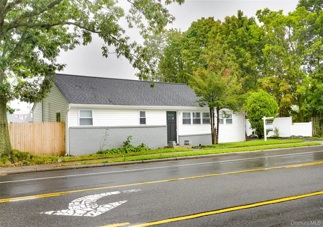 Photo 1 of Sale Pending at 3323 Great Neck Rd, Babylon, NY 11701 | MLS# 978057 | Listing updated on 2026-09-20