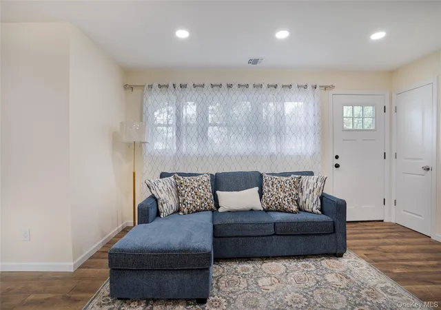 Photo 3 of Sale Pending at 3323 Great Neck Rd, Babylon, NY 11701 | MLS# 978057 | Listing updated on 2026-09-20