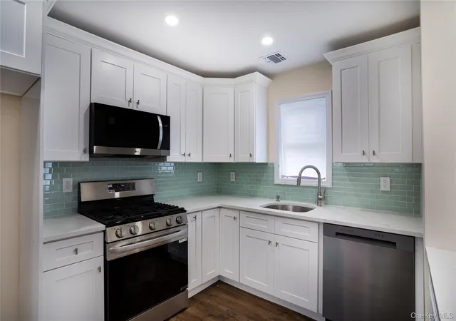 Photo 4 of Sale Pending at 3323 Great Neck Rd, Babylon, NY 11701 | MLS# 978057 | Listing updated on 2026-09-20