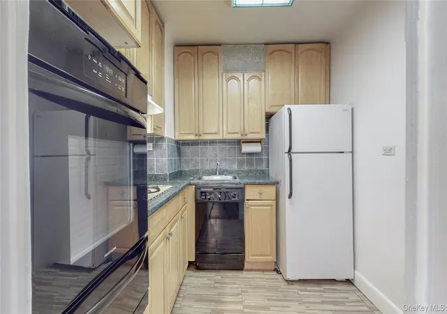 3rd image of 6120 Grand Central Pkwy #A704, Forest Hills, NY 11375 | MLS# 978115