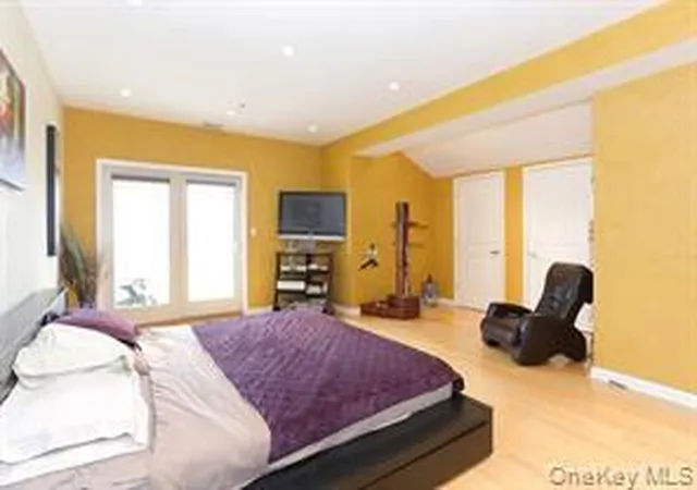 2nd image of 600 Clarence Ave, Bronx, NY 10465