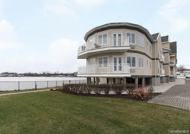 3rd image of 600 Clarence Ave, New York, NY 10465