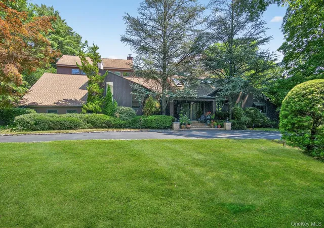 1st image of 9 Applegreen Dr, Old Westbury, NY 11568 | MLS# 978369