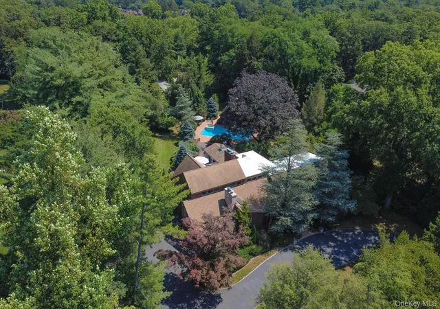 3rd image of 9 Applegreen Dr, Old Westbury, NY 11568 | MLS# 978369