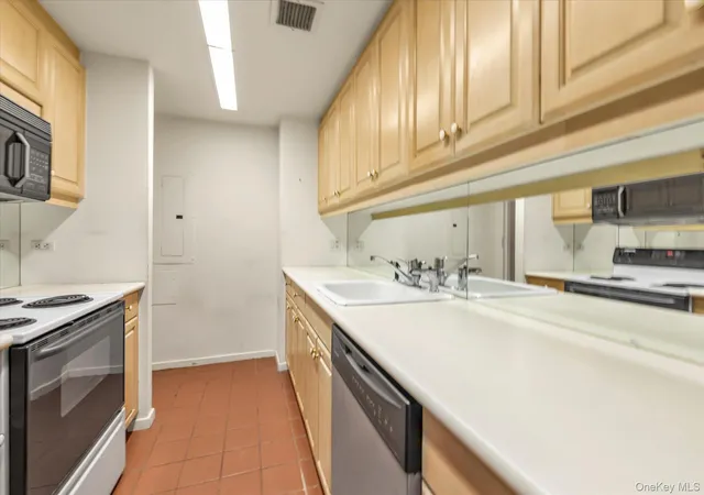 4th image of 100 Hilton Ave #M3, Garden City, NY 11530 | MLS# 978371