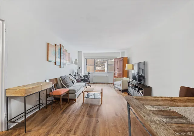 4th image of 321 E 48Th St, New York City, NY 10017
