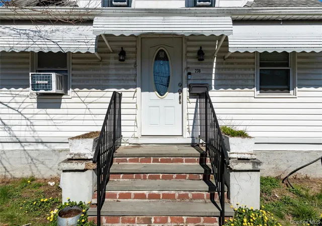 Listing Photo 4 - Condo for sale in building located at 236 Maple Pl, Mineola, NY 11501