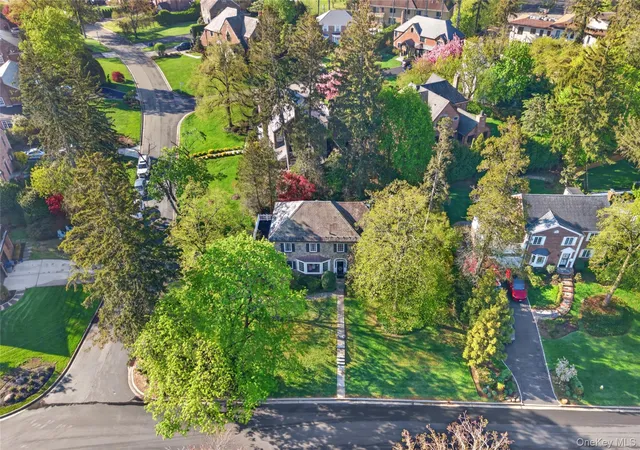 4th image of 138 Payne Whitney Ln, North Hempstead, NY 11030 | MLS# 979030