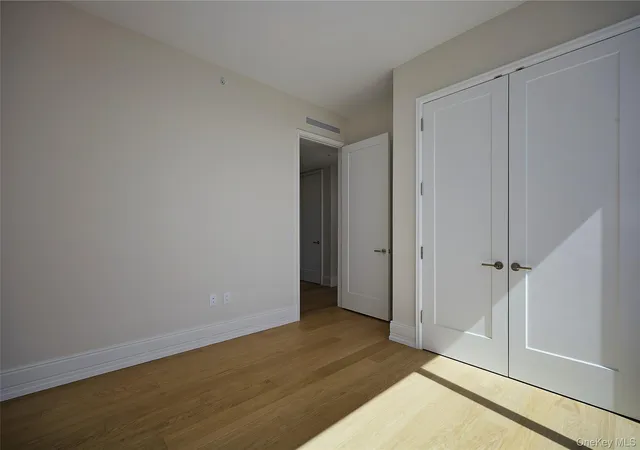 Listing Photo 2 - Condo for sale in building located at 4 Lighthouse Lndg, Mount Pleasant, NY 10591 - Unit #424