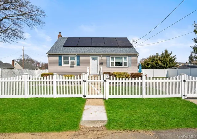 1st image of 290 38 Th St, Babylon, NY 11757 | MLS# 979284