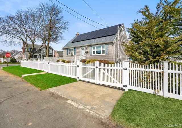 2nd image of 290 38 Th St, Babylon, NY 11757 | MLS# 979284