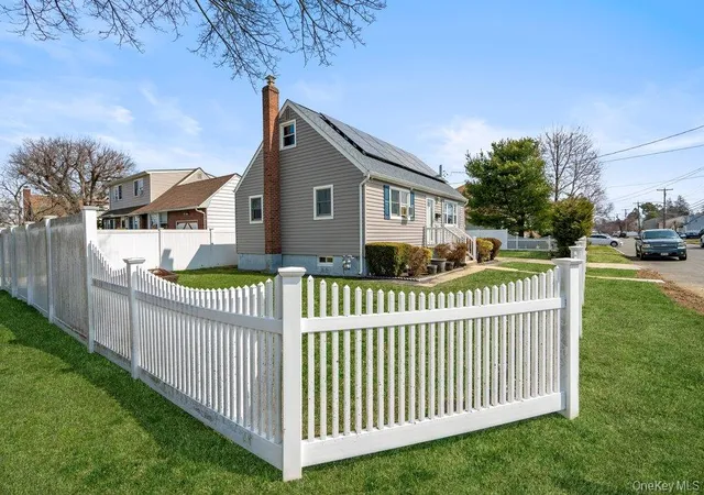 3rd image of 290 38 Th St, Babylon, NY 11757 | MLS# 979284