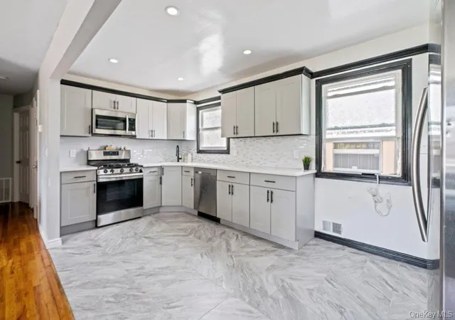 4th image of 290 38 Th St, Babylon, NY 11757 | MLS# 979284