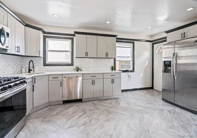 5th image of 290 38 Th St, Babylon, NY 11757 | MLS# 979284