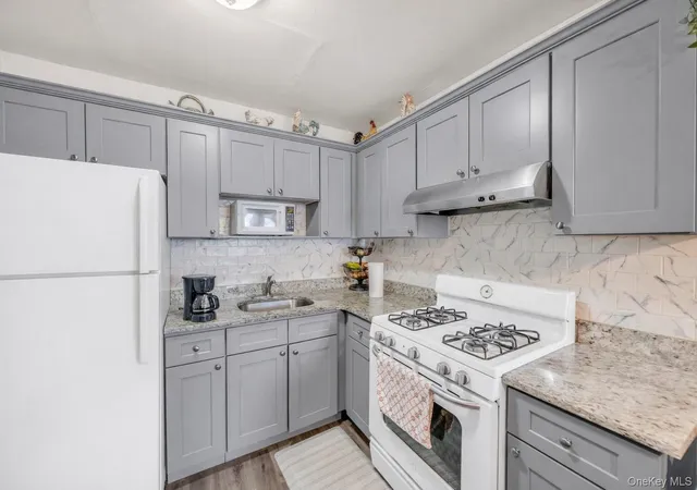 Photo 4 of Sale Pending at 290 Lowndes Ave #C, Huntington Station, NY 11746 | MLS# 979383 | Listing updated on 2026-09-19
