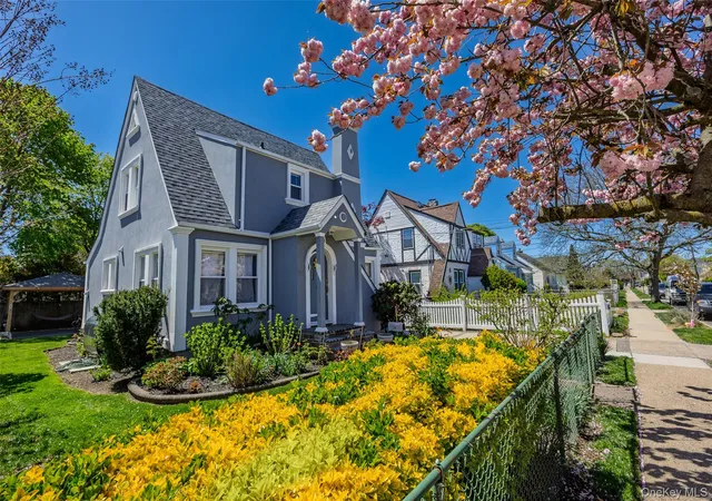 2nd image of 154 E Dean St, Hempstead, NY 11520 | MLS# 979437