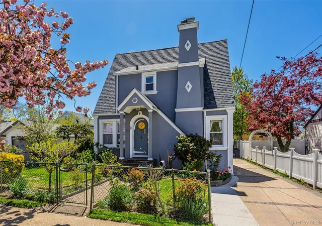 3rd image of 154 E Dean St, Hempstead, NY 11520 | MLS# 979437