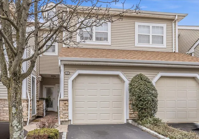 3rd image of 117 Carriage Ln, Oyster Bay, NY 11803 | MLS# 979455