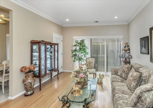 5th image of 117 Carriage Ln, Oyster Bay, NY 11803 | MLS# 979455