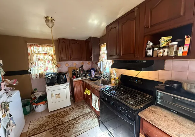 Photo 3 of Sale Pending at 3814 Secor Ave, Bronx, NY 10466 | MLS# 979536 | Listing updated on 2026-04-24