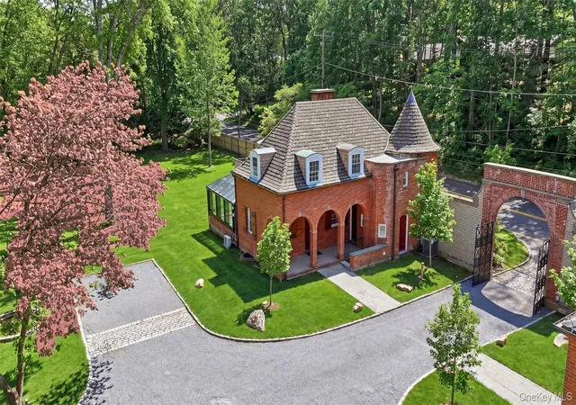 Photo 3 of Single family home for sale at 22 Brookville Rd, Oyster Bay, NY 11545 | MLS# 979551 | Listing updated on 2026-10-04
