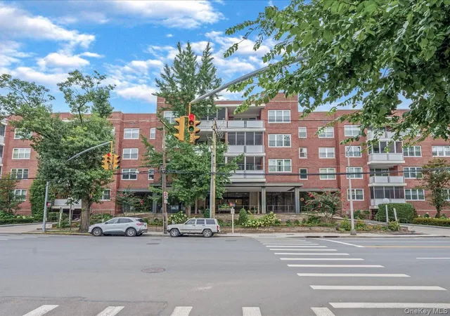 1st image of 1 Kensington Gate, North Hempstead, NY 11021