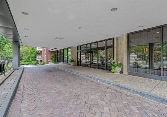 2nd image of 1 Kensington Gate, North Hempstead, NY 11021