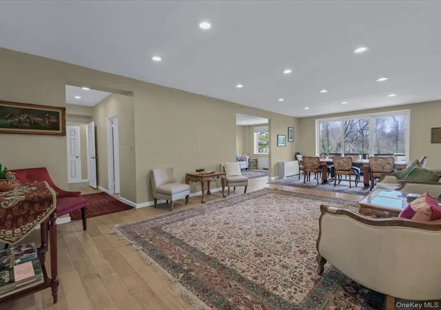 5th image of 1 Kensington Gate, North Hempstead, NY 11021