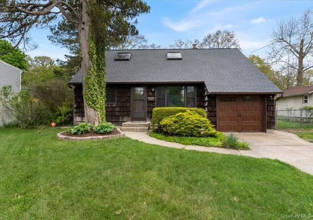 1st image of 33 W Lakeland St, Bay Shore, NY 11706 | MLS# 979878