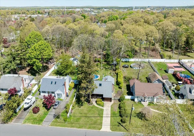 33rd image of 33 W Lakeland St, Bay Shore, NY 11706 | MLS# 979878