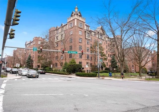 Photo 2 of Sale Pending at 292 Main St #5H, White Plains, NY 10601 | MLS# 979959 | Listing updated on 2026-09-13
