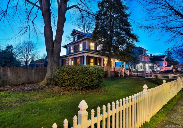 2nd image of 320 S Bayview Ave, Hempstead, NY 11520 | MLS# 979987