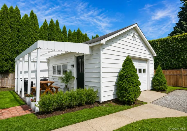 Photo 3 of Single family home for sale at 11 Hulse St, Brookhaven, NY 11713 | MLS# 980008 | Listing updated on 2026-09-03