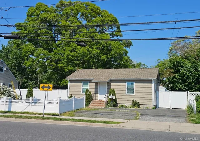 1st image of 240 S Strong Ave, Lindenhurst, NY 11757 | MLS# 980301