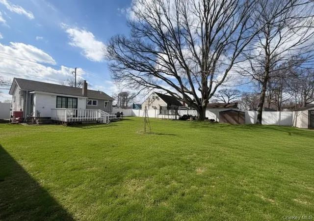 10th image of 240 S Strong Ave, Lindenhurst, NY 11757 | MLS# 980301